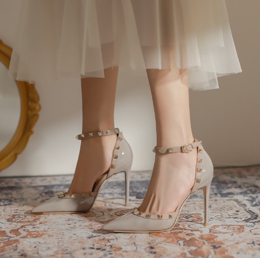 Baotou shallow mouth pointed rivet straight strap fashionable and versatile thin heel sandals