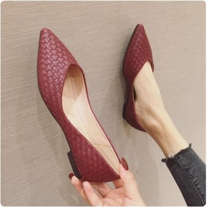 Retro pointed flat shoes, shallow single shoes, plus size women's shoes, fashionable and versatile shoes